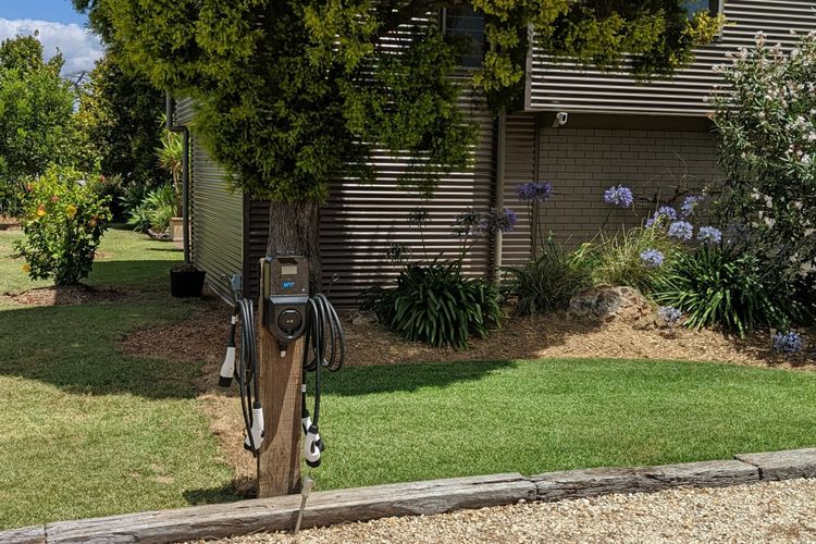 Lilies Luxe on Lovedale with Spa – Lakeside with heated 4 person Luxe Spa 5star ****