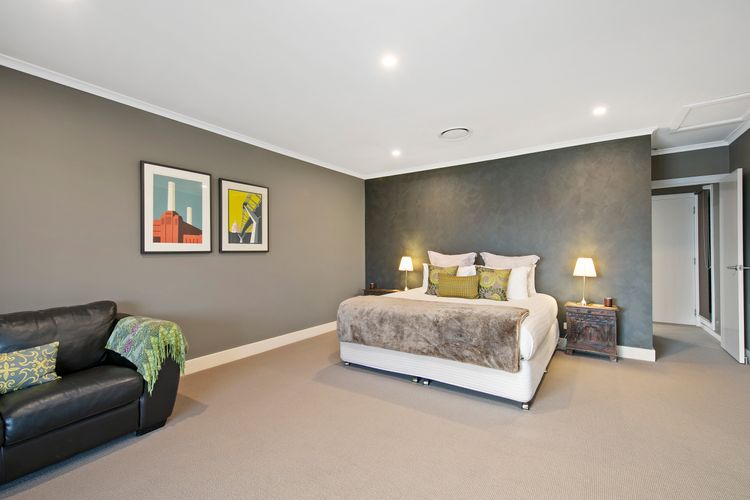Lilies Luxe on Lovedale with Spa – Lakeside with heated 4 person Luxe Spa 5star ****