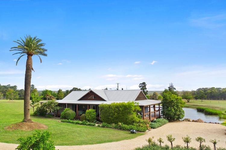 Lilies Luxe on Lovedale with Spa – Lakeside with heated 4 person Luxe Spa 5star ****