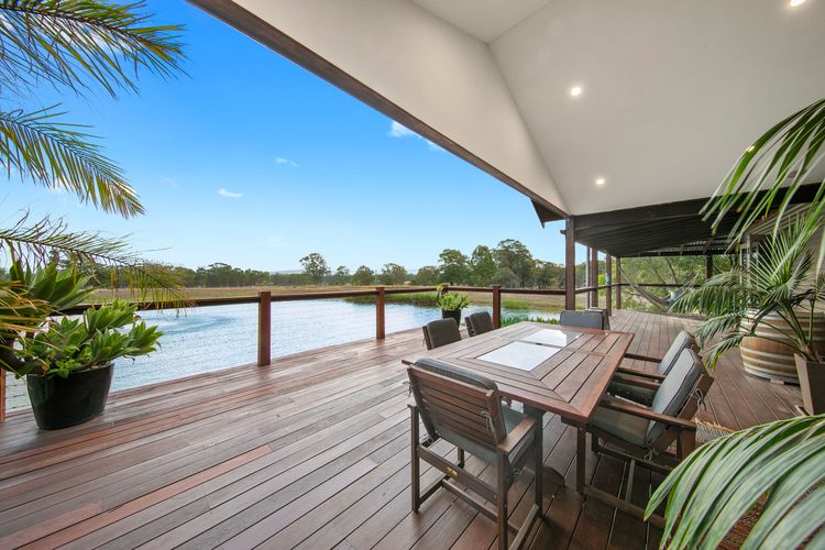 Lilies Luxe on Lovedale with Spa – Lakeside with heated 4 person Luxe Spa 5star ****
