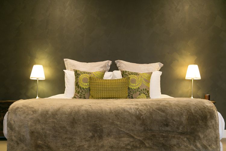 Lilies Luxe on Lovedale with Spa – Lakeside with heated 4 person Luxe Spa 5star ****