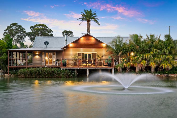 Lilies Luxe on Lovedale with Spa – Lakeside with heated 4 person Luxe Spa 5star ****