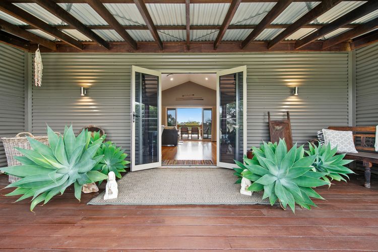 Lilies Luxe on Lovedale with Spa – Lakeside with heated 4 person Luxe Spa 5star ****