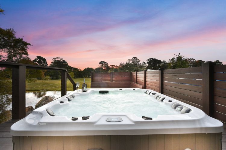 Lilies Luxe on Lovedale with Spa – Lakeside with heated 4 person Luxe Spa 5star ****