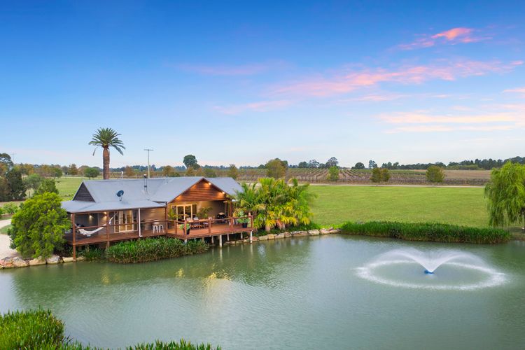 Lilies Luxe on Lovedale with Spa – Lakeside with heated 4 person Luxe Spa 5star ****