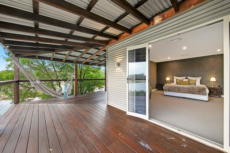 Lilies Luxe on Lovedale with Spa – Lakeside with heated 4 person Luxe Spa 5star ****