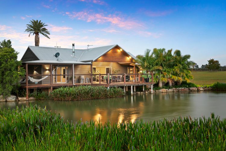 Lilies Luxe on Lovedale with Spa – Lakeside with heated 4 person Luxe Spa 5star ****