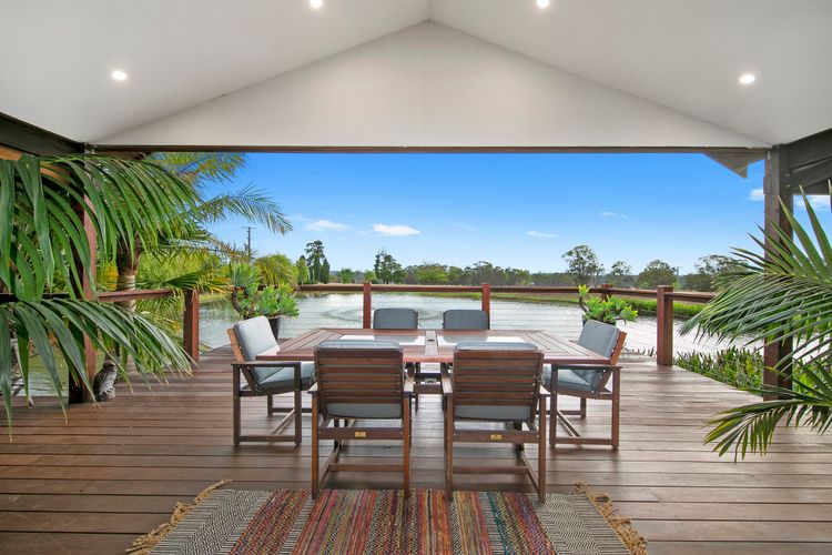 Lilies Luxe on Lovedale with Spa – Lakeside with heated 4 person Luxe Spa 5star ****