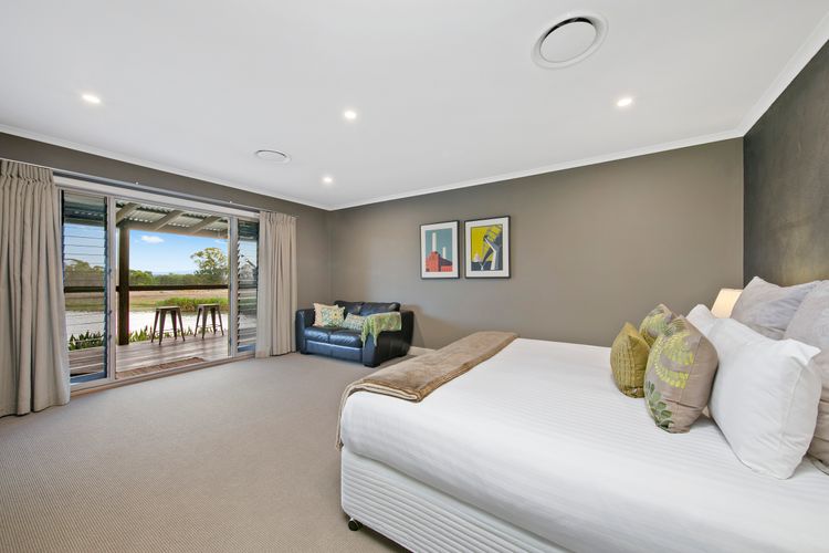 Lilies Luxe on Lovedale with Spa – Lakeside with heated 4 person Luxe Spa 5star ****
