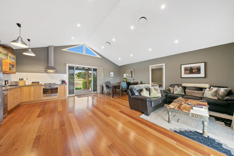 Lilies Luxe on Lovedale with Spa – Lakeside with heated 4 person Luxe Spa 5star ****