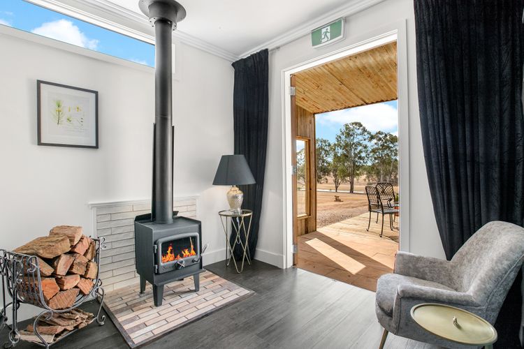 Luxe countryside cabin with fire place!