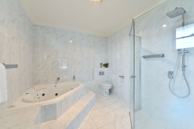Luxe Ensuite Bathroom with Spa Bath