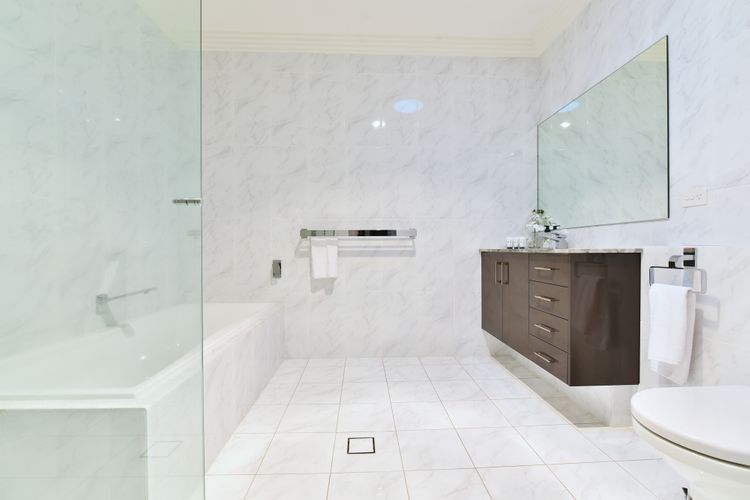 Main luxe bathroom