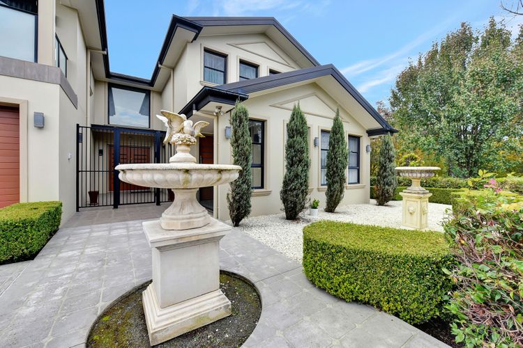 OMG! What a beautiful entrance to the Mansion