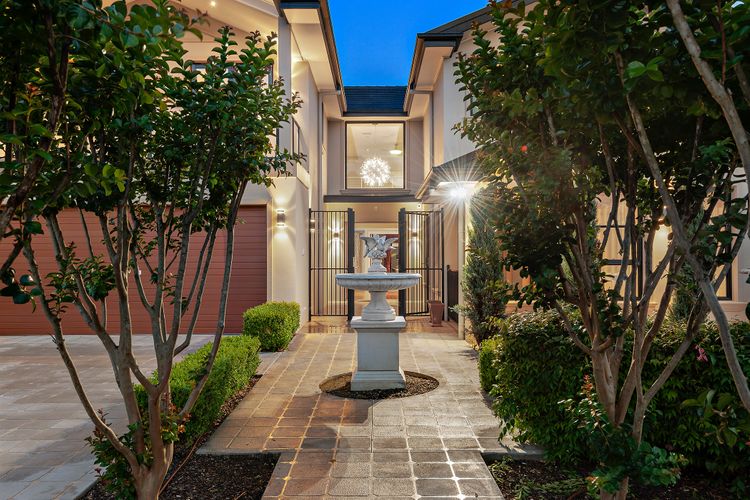 OMG! What a beautiful entrance to the Mansion
