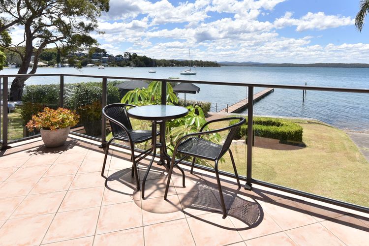 Baywatch Waterfront Lake Retreat with Private Jetty at Silverwater Lake Macqaurie