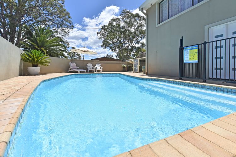 Baywatch Waterfront Lake Retreat with Private Jetty at Silverwater Lake Macqaurie