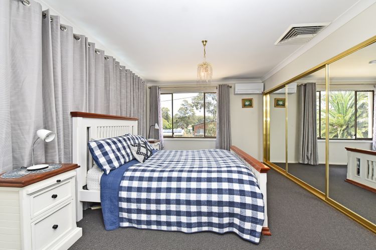 Baywatch Waterfront Lake Retreat with Private Jetty at Silverwater Lake Macqaurie