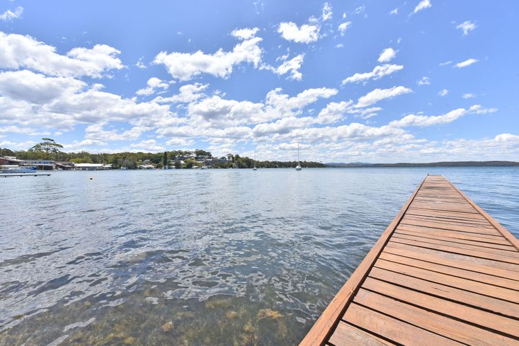 Baywatch Waterfront Lake Retreat with Private Jetty at Silverwater Lake Macqaurie