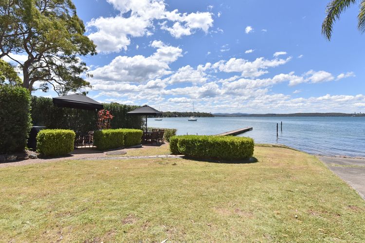 Baywatch Waterfront Lake Retreat with Private Jetty at Silverwater Lake Macqaurie
