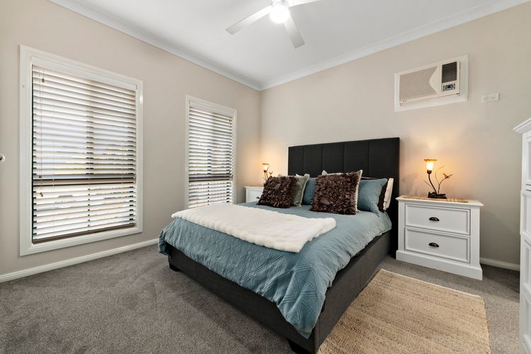 Bedroom with queen size bed and aircon