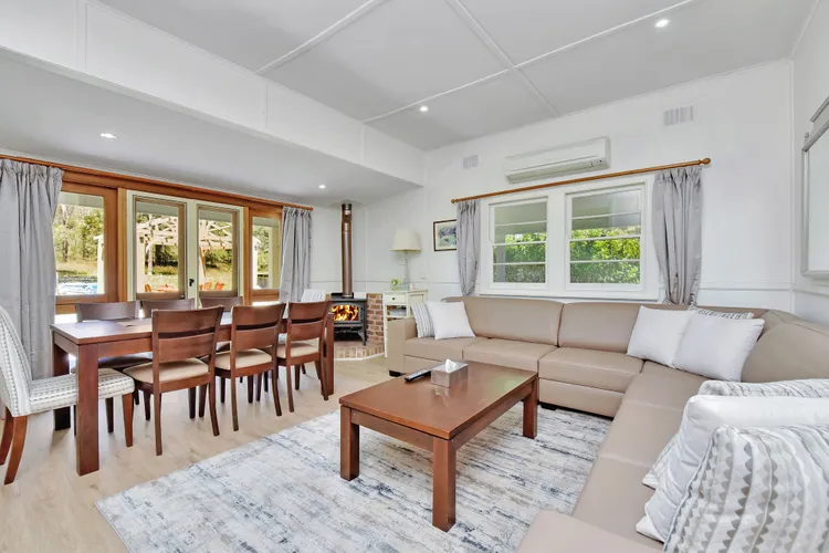 OMG! Cozy living room with dining table 