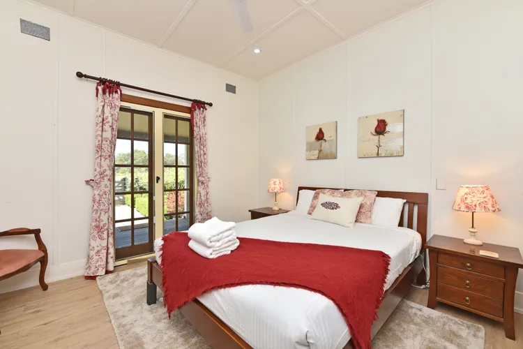 OMG! comfortable Queen bed with views 