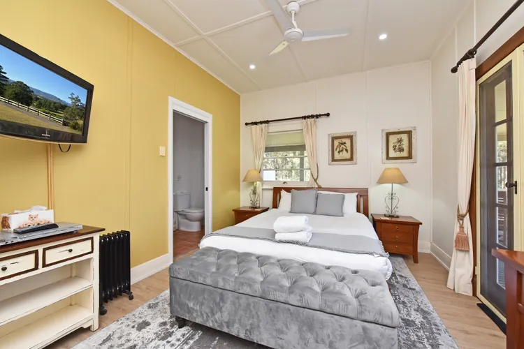 OMG! Comfy bedroom with amazing lighting 