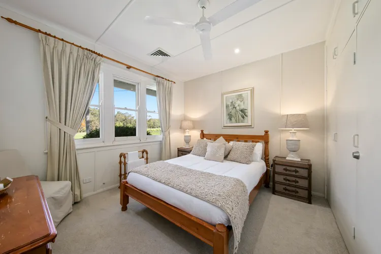 Bedroom with king size bed 