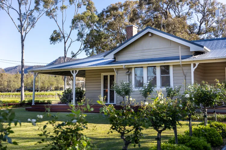 OMG! Amazing countryside home with vineyard views!