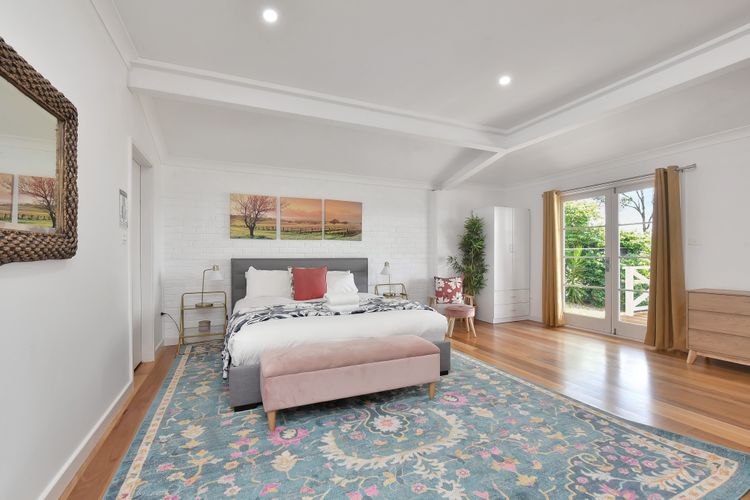 Palmers Lane Vineyard Estate and Retreat with Pool offers a large 6br home and 2br cottage