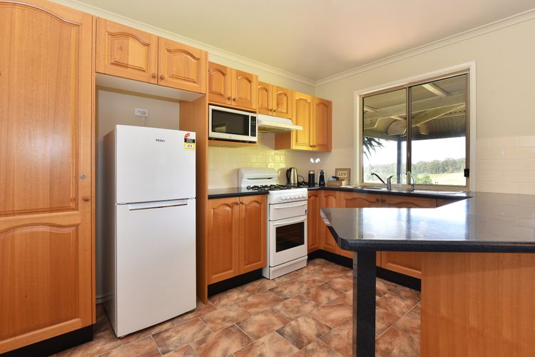 Palmers Lane Vineyard Estate and Retreat with Pool offers a large 6br home and 2br cottage