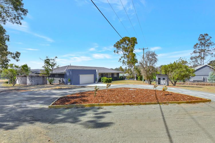 Palmers Lane Vineyard Estate and Retreat with Pool offers a large 6br home and 2br cottage