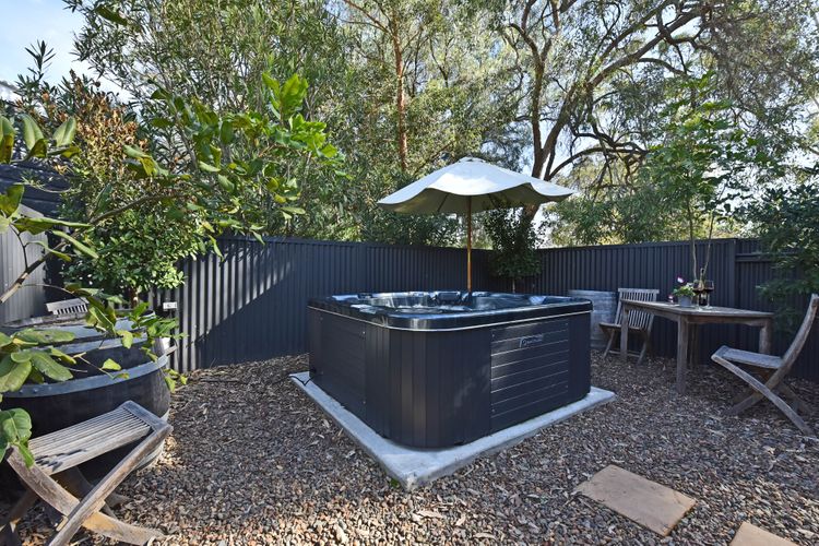 Rose Cottage Studio Romantic or Solo Getaway – Spa, Games Room