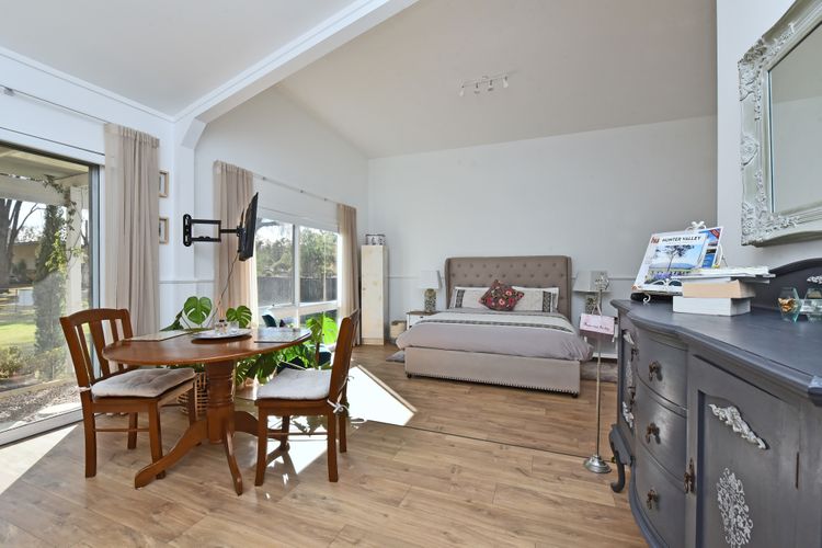 Rose Cottage Studio Romantic or Solo Getaway – Spa, Games Room