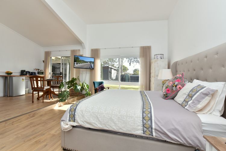 Rose Cottage Studio Romantic or Solo Getaway – Spa, Games Room