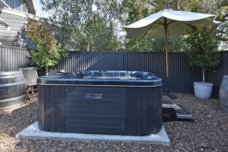 Rose Cottage Studio Romantic or Solo Getaway – Spa, Games Room