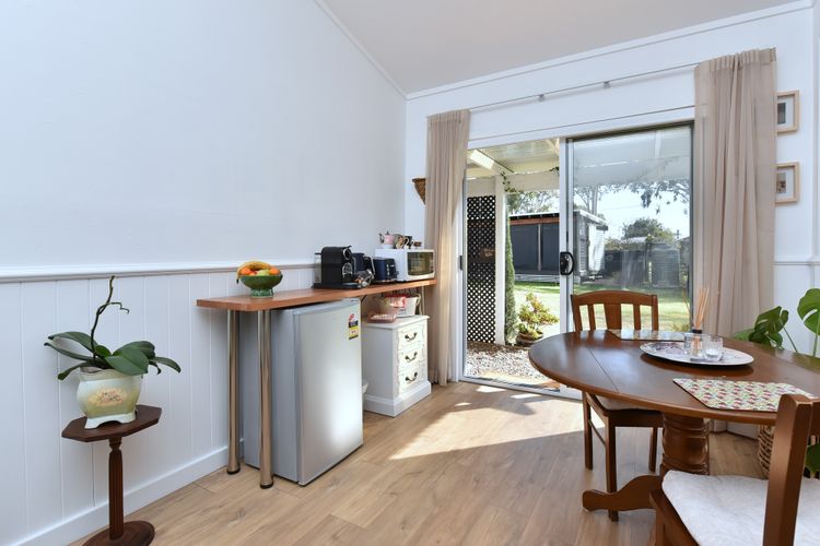 Rose Cottage Studio Romantic or Solo Getaway – Spa, Games Room