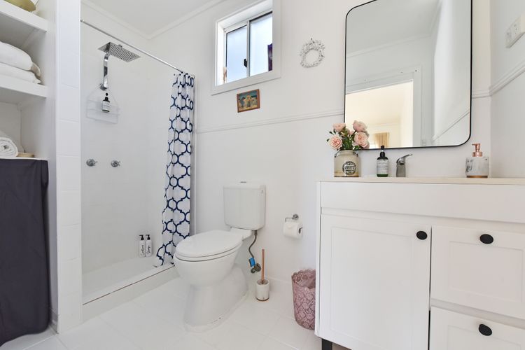 Rose Cottage Studio Romantic or Solo Getaway – Spa, Games Room