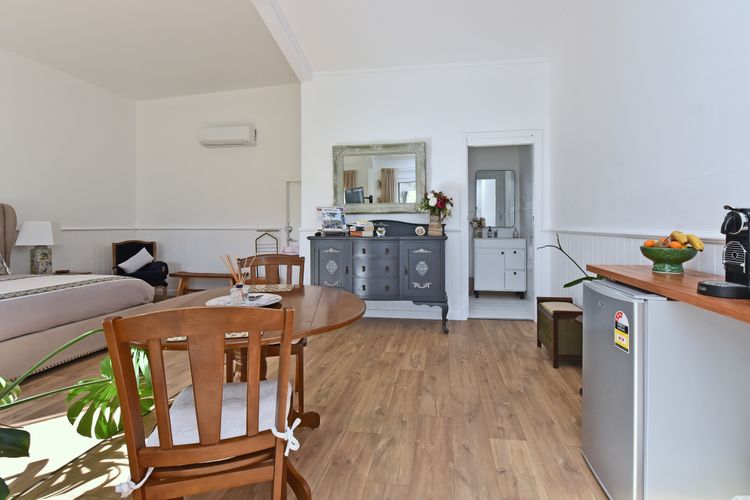 Rose Cottage Studio Romantic or Solo Getaway – Spa, Games Room