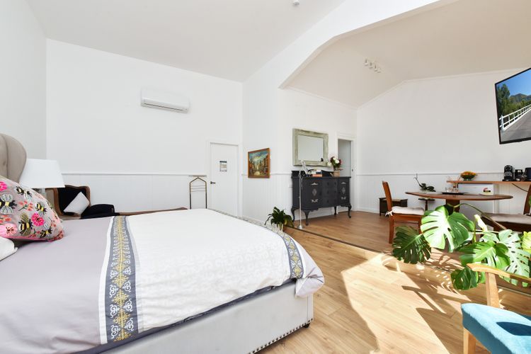 Rose Cottage Studio Romantic or Solo Getaway – Spa, Games Room
