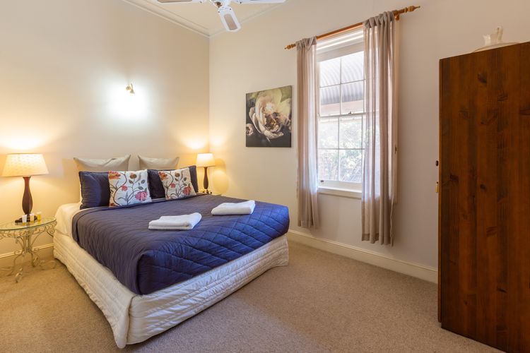 Luxe bedroom design with great lighting 