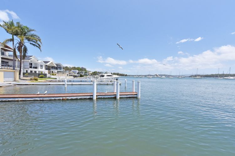 Valentine Views Lakefront Tranquility with Private Jetty
