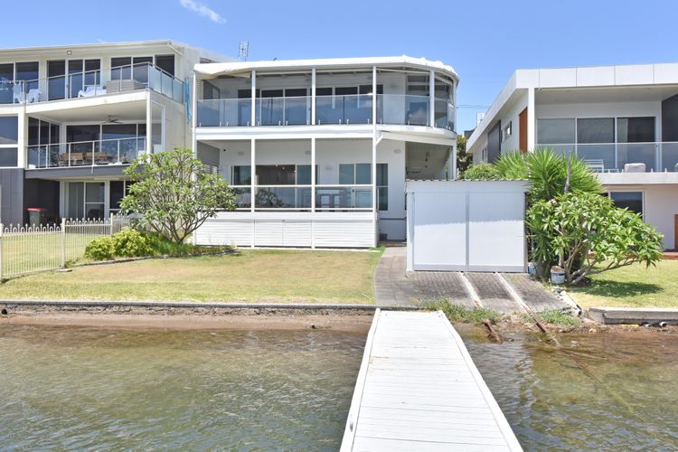 Valentine Views Lakefront Tranquility with Private Jetty