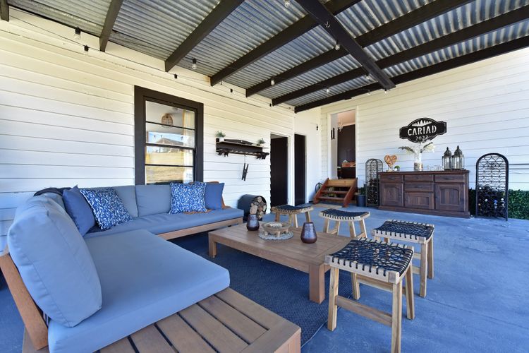 Grand! outdoor furniture area to relax! 