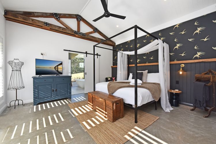 Amazing bedroom design with spacious room 
