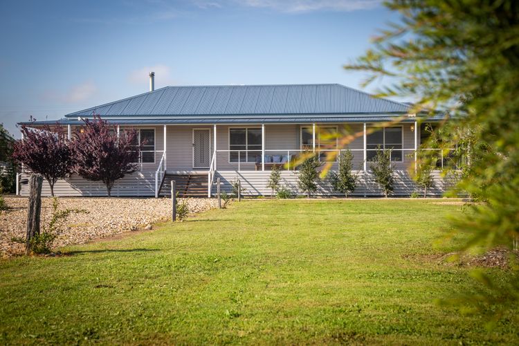 Kulang Lodge in charming Broke with Large Swim Spa and games room suits up to 8 guests
