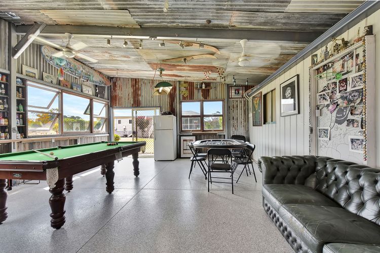 Kulang Lodge in charming Broke with Large Swim Spa and games room suits up to 8 guests
