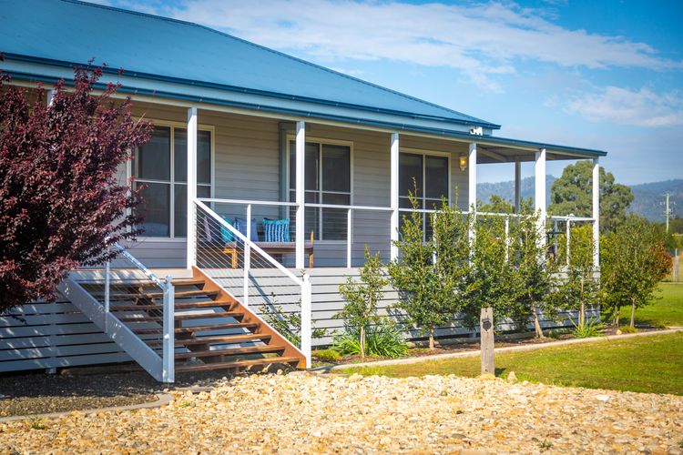 Kulang Lodge in charming Broke with Large Swim Spa and games room suits up to 8 guests