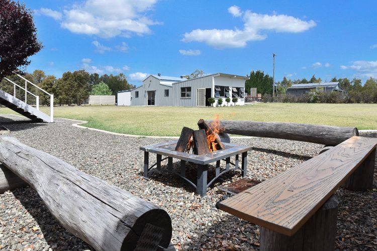 Kulang Lodge in charming Broke with Large Swim Spa and games room suits up to 8 guests